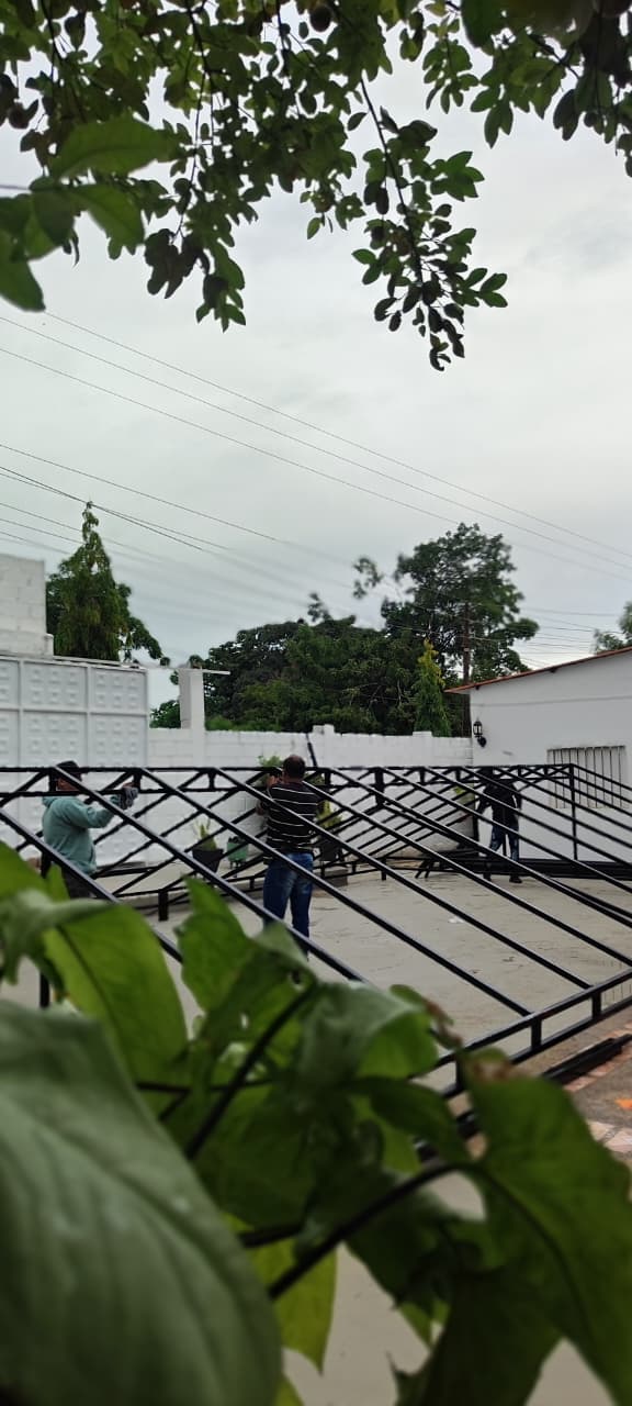 Estructura metálica reforzada para carpa a dos aguas